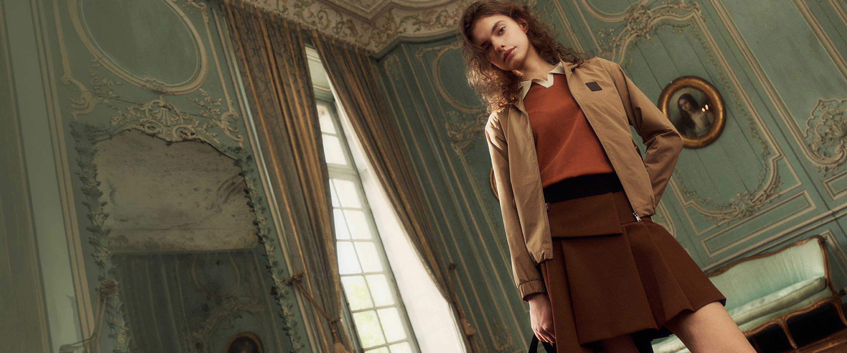 26 FALL LOOKBOOK — 궁전풍 방의 베이지 블루종·브라운 스커트 여성 모델